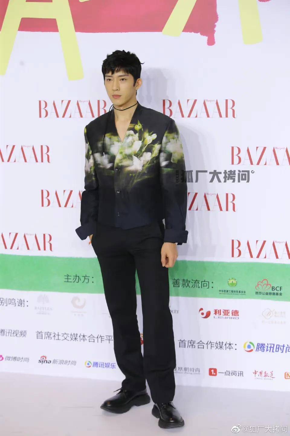 高定 娱乐｜芭莎慈善夜红毯：杨幂陈伟霆携手入场，李现杨洋朱一龙亮相