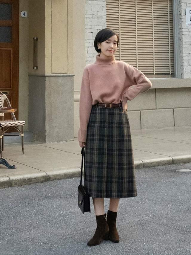 黑色 女人年过40穿衣要体面，为你分享5个实用半身裙，帮你打造好气质