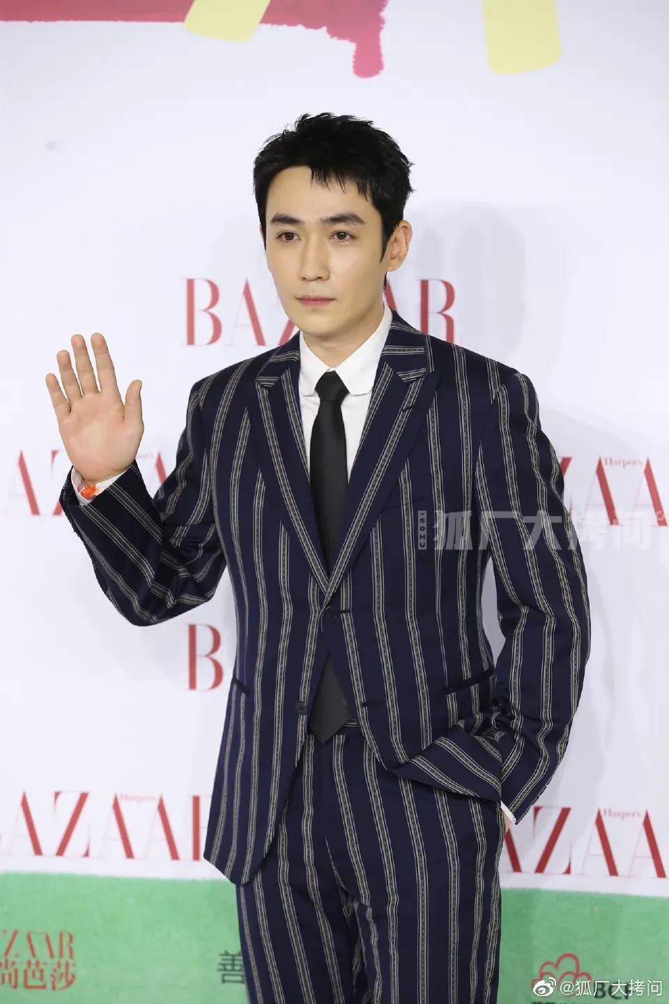 高定 娱乐｜芭莎慈善夜红毯：杨幂陈伟霆携手入场，李现杨洋朱一龙亮相