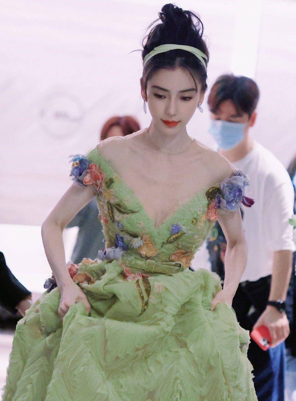 女神 33岁杨颖生图,没有后期修图后,这身材状态我没眼花吧?