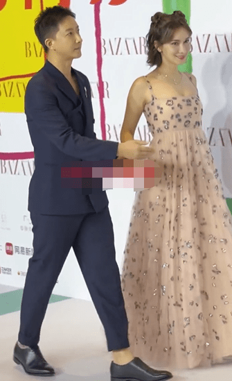 活动 韩庚夫妇出席活动好甜蜜，站一起两手紧握，卢靖姗小腹凸出似怀孕