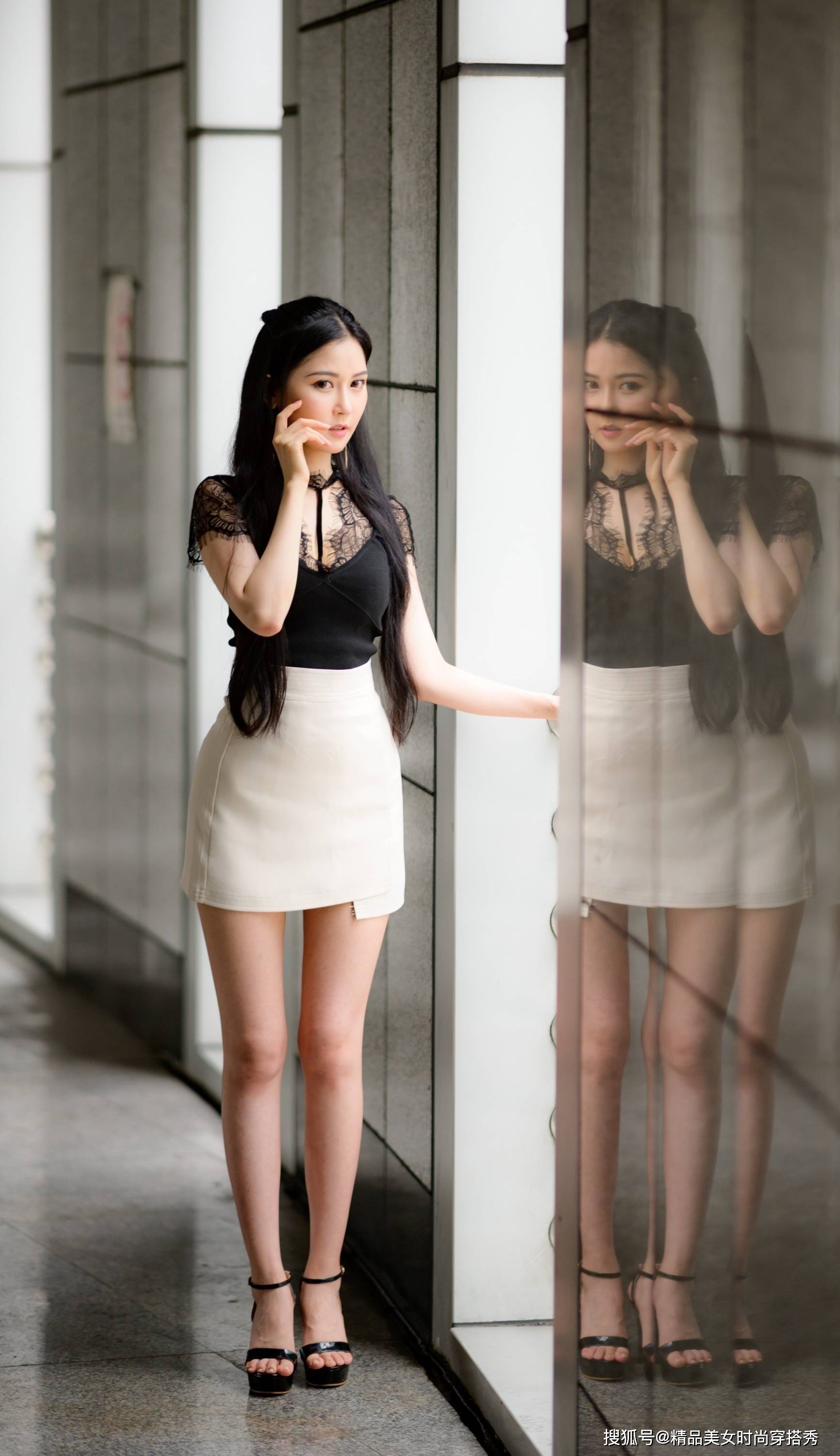 短裙 黑色蕾丝拼接修身打底衫，沉静而雅致，收拢淑女般的气质