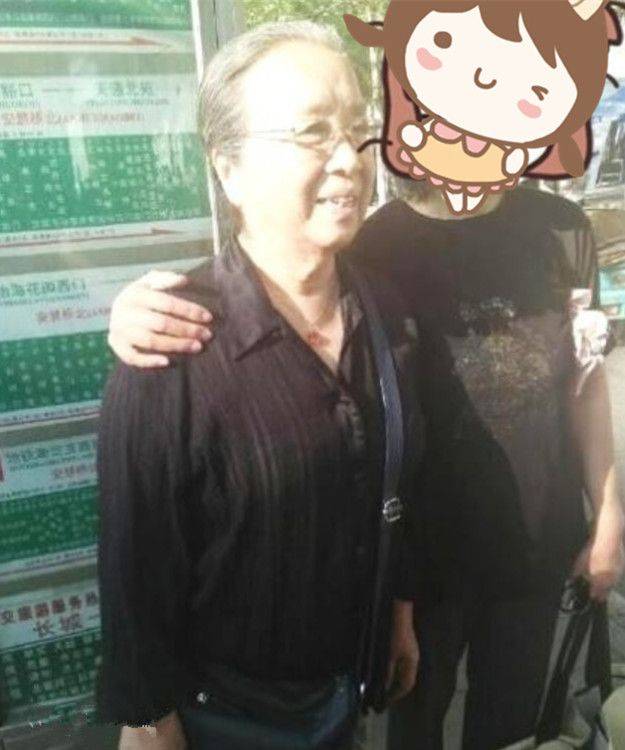 头发 李明启录节目合影，85岁白发苍苍还这么精神，穿红衣气质优雅！