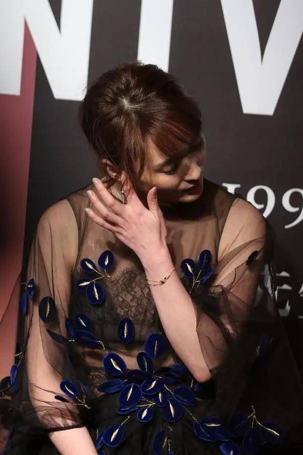 压群芳 蒋勤勤终于舍得放开穿，礼裙薄的遮不住内衣，这波打扮美得满分