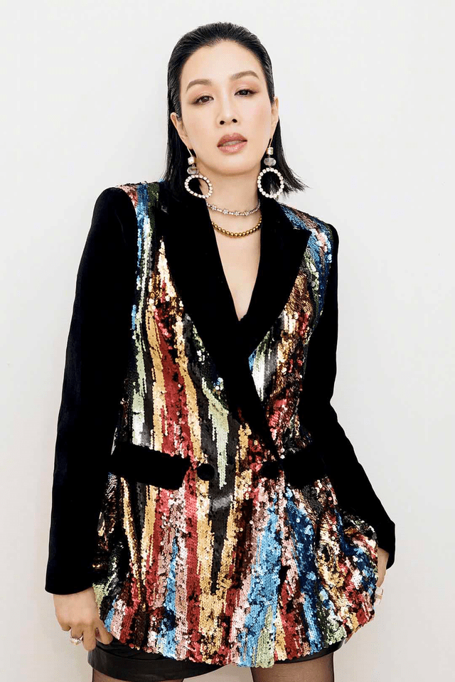 黑色 40岁钟丽缇状态真好！紧身衣配工装裤又美又酷，身材丰满得刚刚好