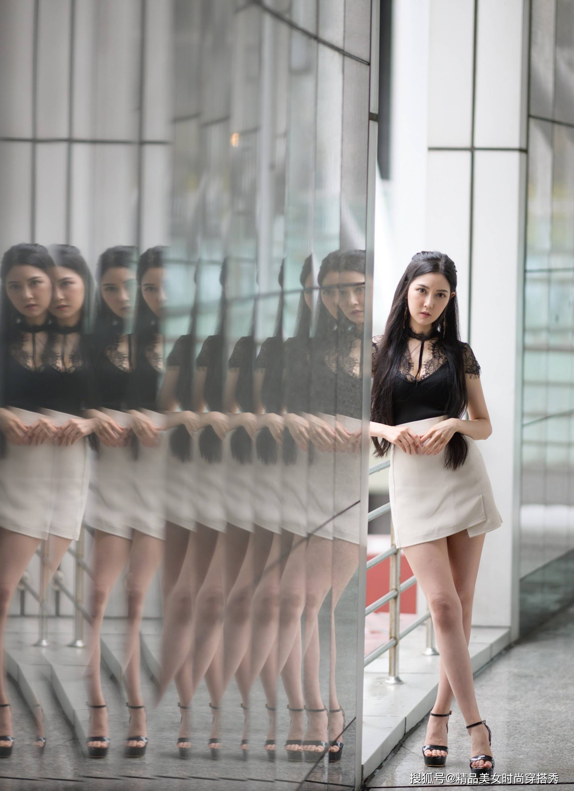 短裙 黑色蕾丝拼接修身打底衫，沉静而雅致，收拢淑女般的气质