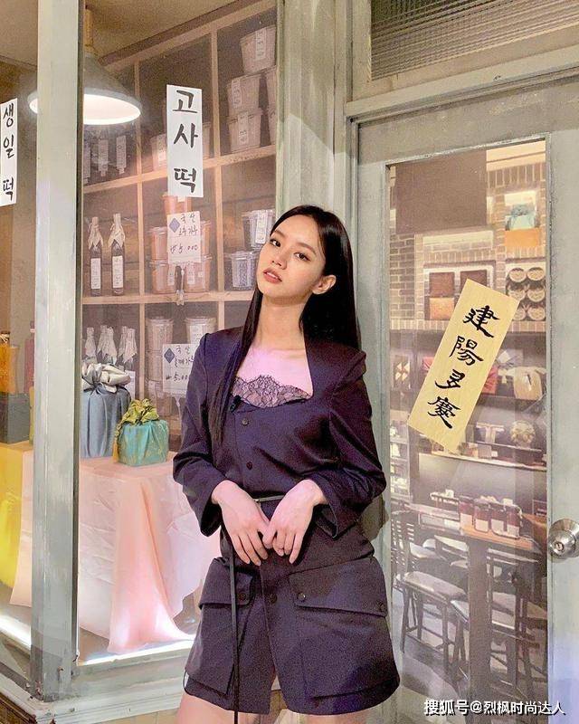 路线 “德善”李惠利走成熟路线，白衣性感黑裙优雅，这才是26岁的样子