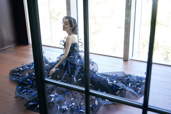 高定 杨幂终于找对风格!放弃性感风太聪明,穿高定梳卷发贵妇感立马上来