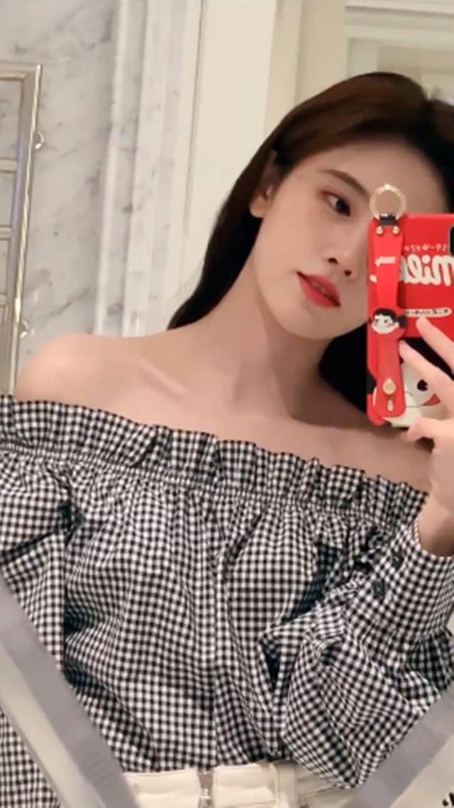 原创有一种"锁骨"叫鞠婧祎的锁骨,里面似乎能养鱼,抬头时惊艳了!