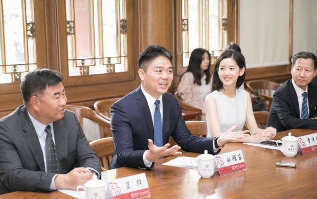 设计 章泽天气质依旧清纯！白色无袖连衣裙简约大气，温柔甜美不失端庄