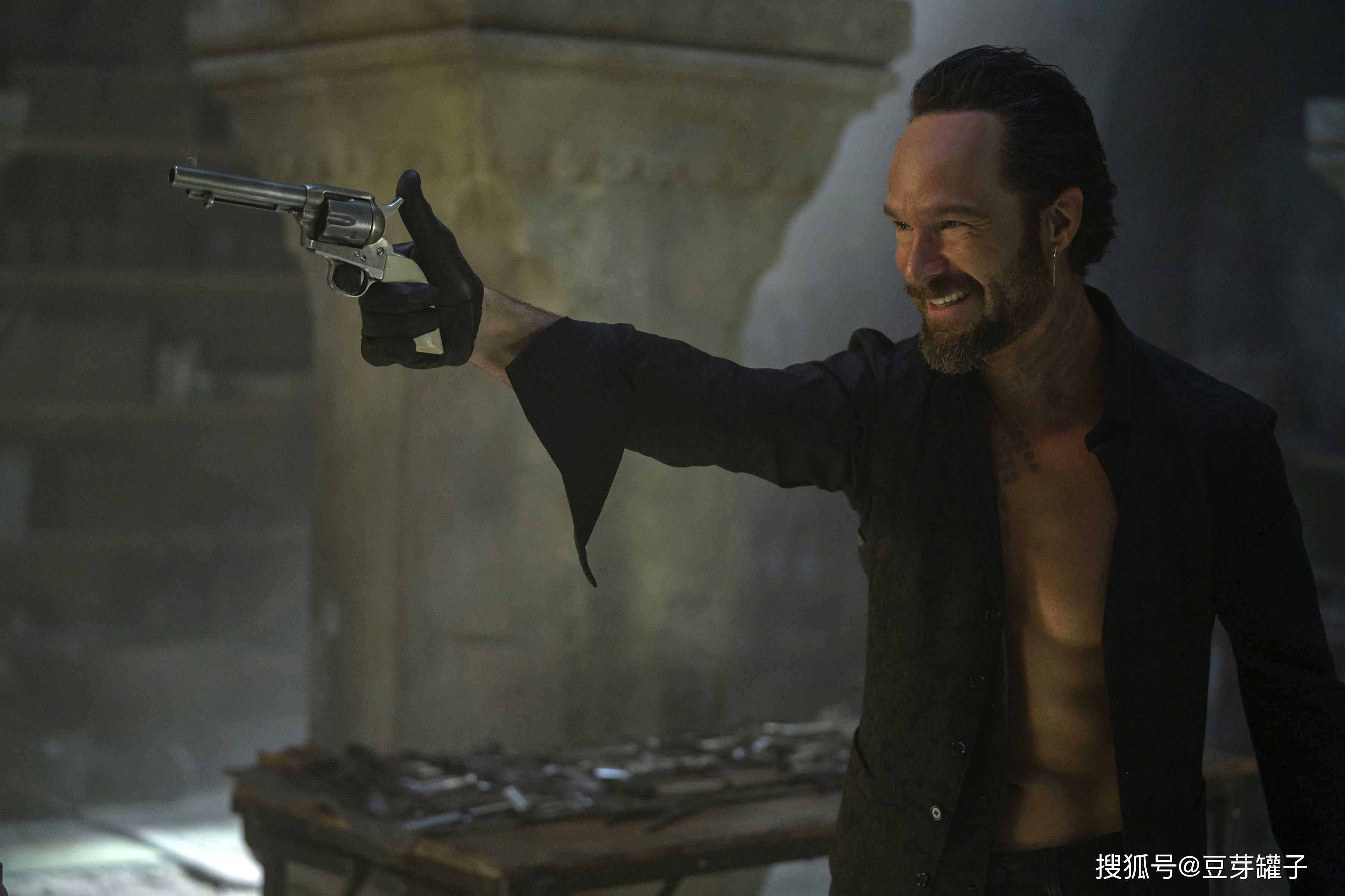 观点评论|《红色通缉令》：豪华卡司阵容，是部类型佳片，还是部谐仿烂片？