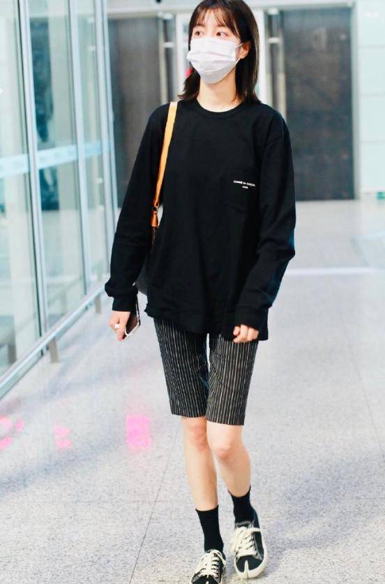 黑色 夏季穿搭没头绪?试试时髦显瘦黑T恤,时而狂野霸气时而甜美温柔