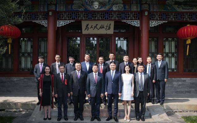 设计 章泽天气质依旧清纯！白色无袖连衣裙简约大气，温柔甜美不失端庄
