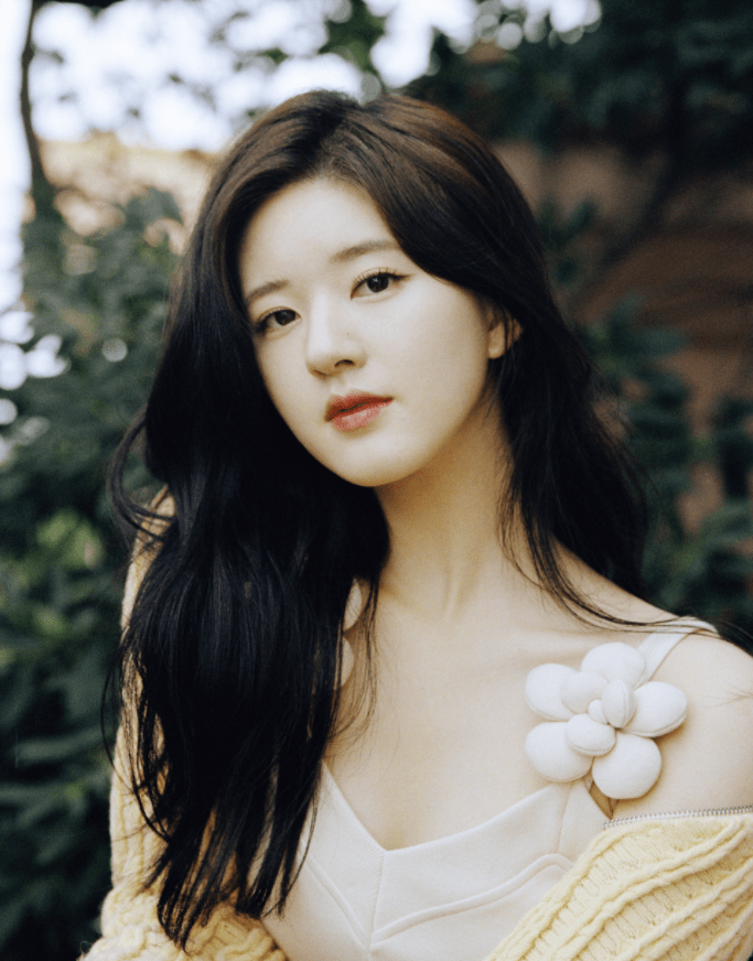 短裙 赵露思能把毛衣穿出花来，吊带裙配毛衣披风，身材娇俏，人更可爱