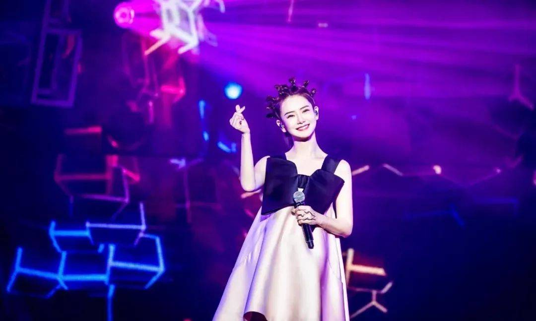 橡皮筋戚薇助阵许嵩演唱会看起来只有18岁？终极丸子头实力抢镜