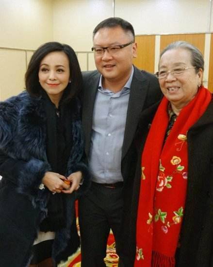 头发 李明启录节目合影，85岁白发苍苍还这么精神，穿红衣气质优雅！