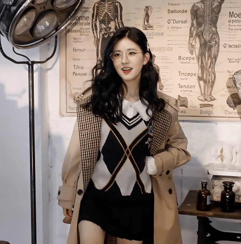 短裙 赵露思能把毛衣穿出花来，吊带裙配毛衣披风，身材娇俏，人更可爱