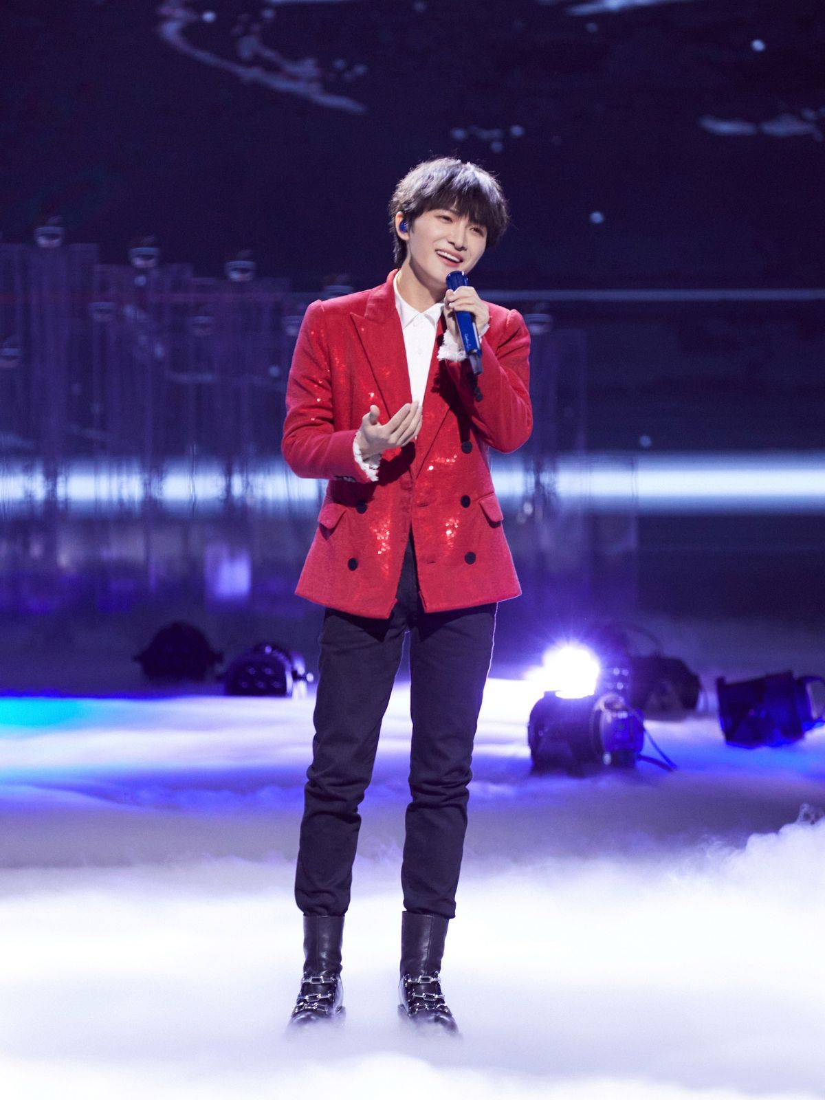 周深 小个子不适合穿西装?看到身高161cm周深的造型,你会改变看法