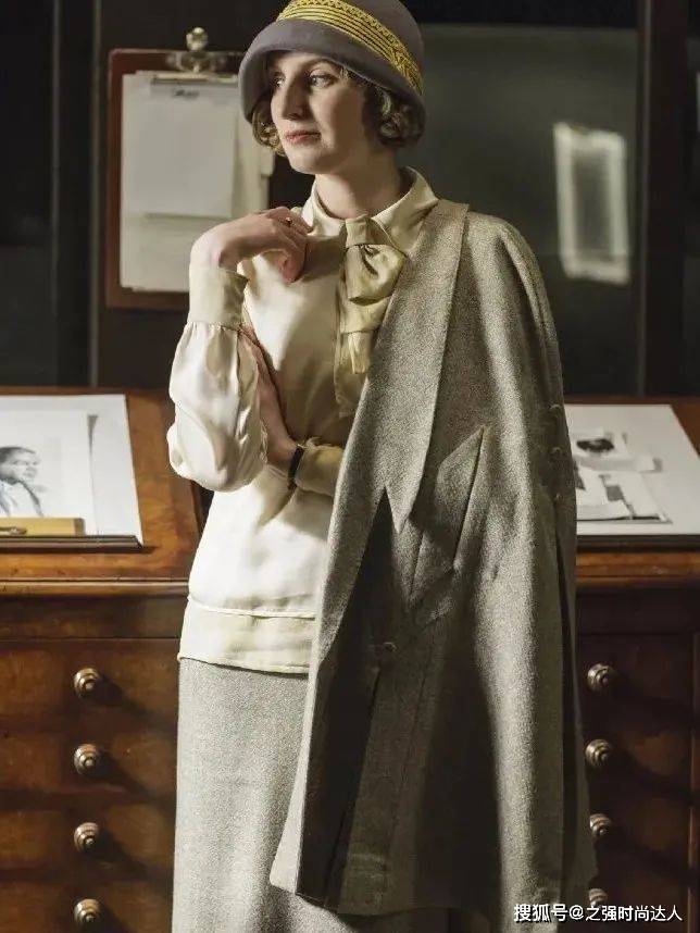 钟形 米色的碎花裙能够展示出一种田园风，这样的穿搭适合比较淑女的甜美女人们