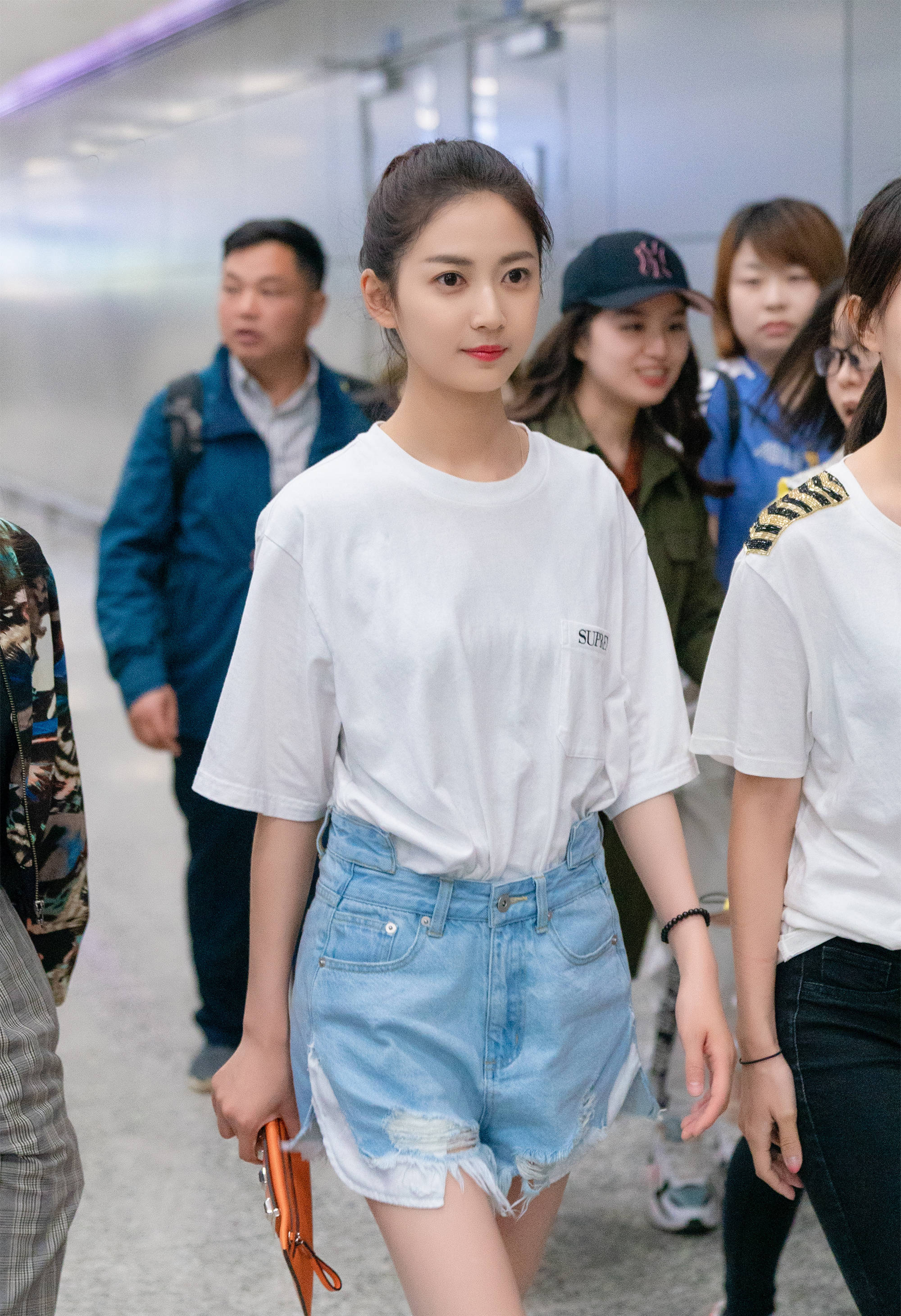 里衬 被陈钰琪惊艳了，白T搭配牛仔短裤，简简单单却气质出众！