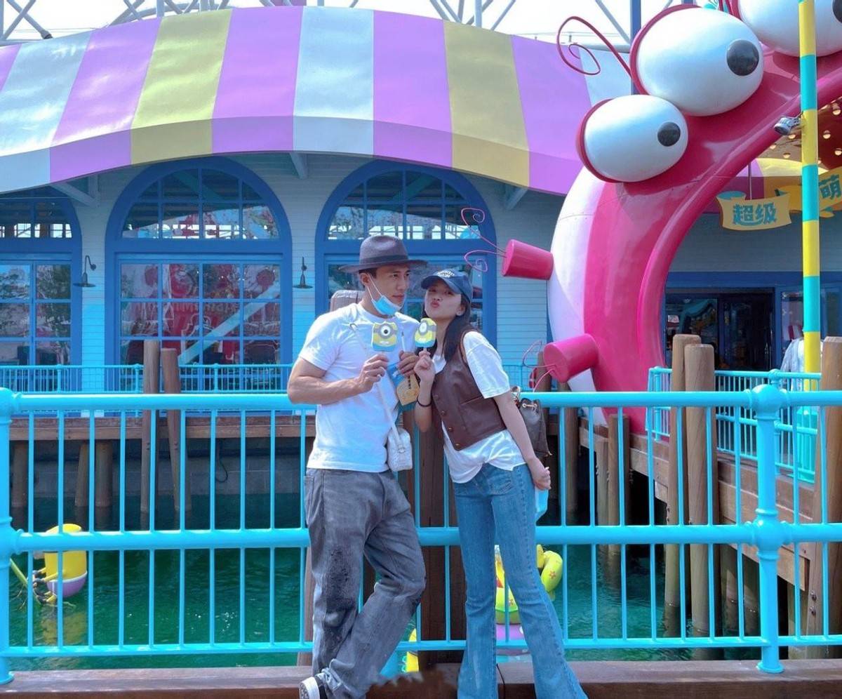 头巾 “辣妈圈”再添新人，杜淳妻子韩系打扮街拍，裹着头巾比明星还潮？