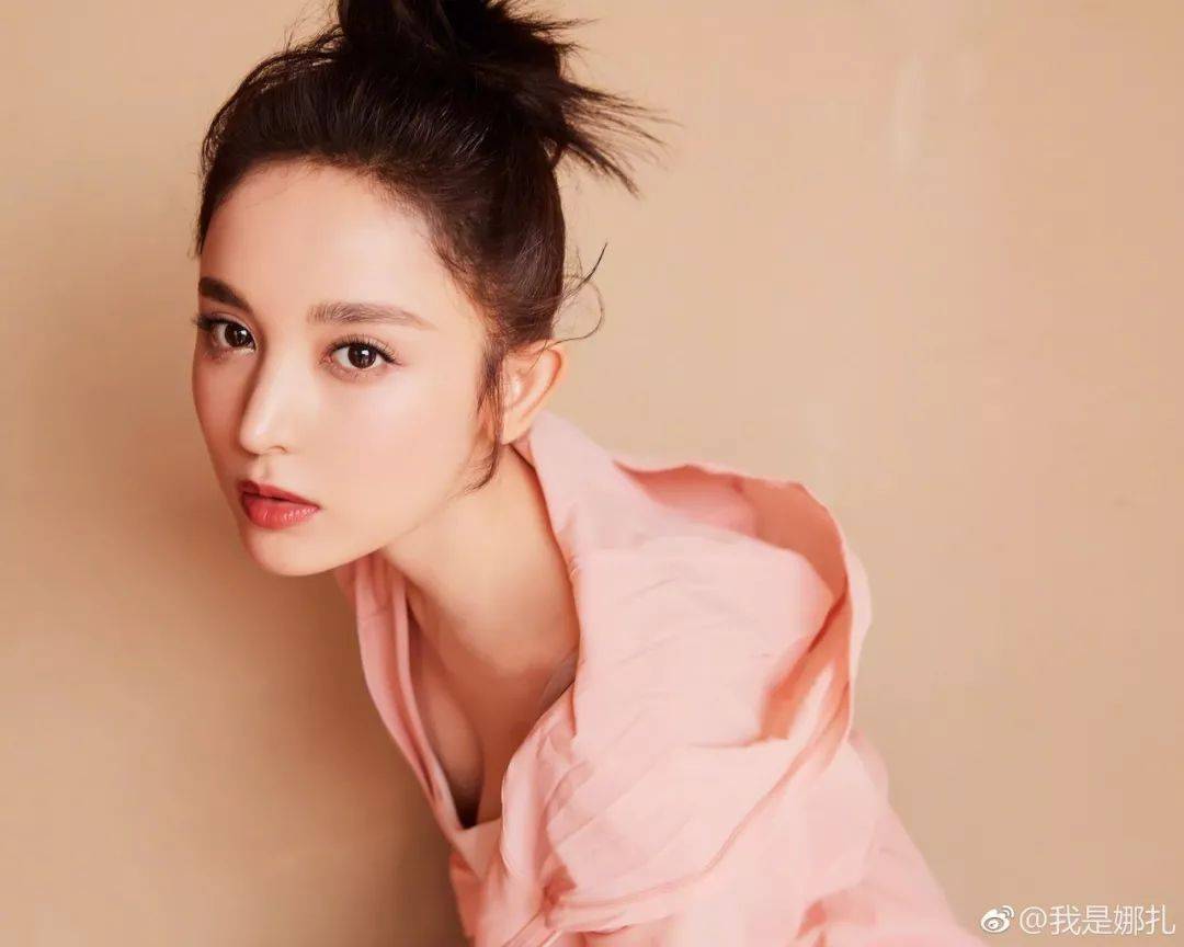 橡皮筋戚薇助阵许嵩演唱会看起来只有18岁？终极丸子头实力抢镜
