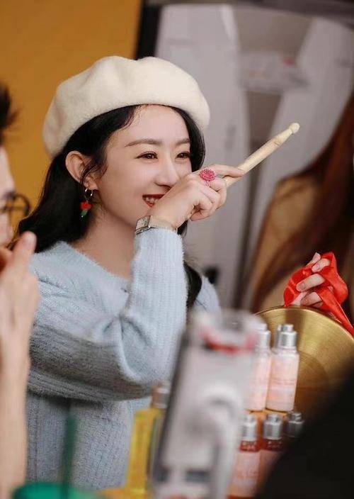 整体 走少女路线的赵丽颖,露脐针织衫晒酒杯腰,34岁不要太迷人