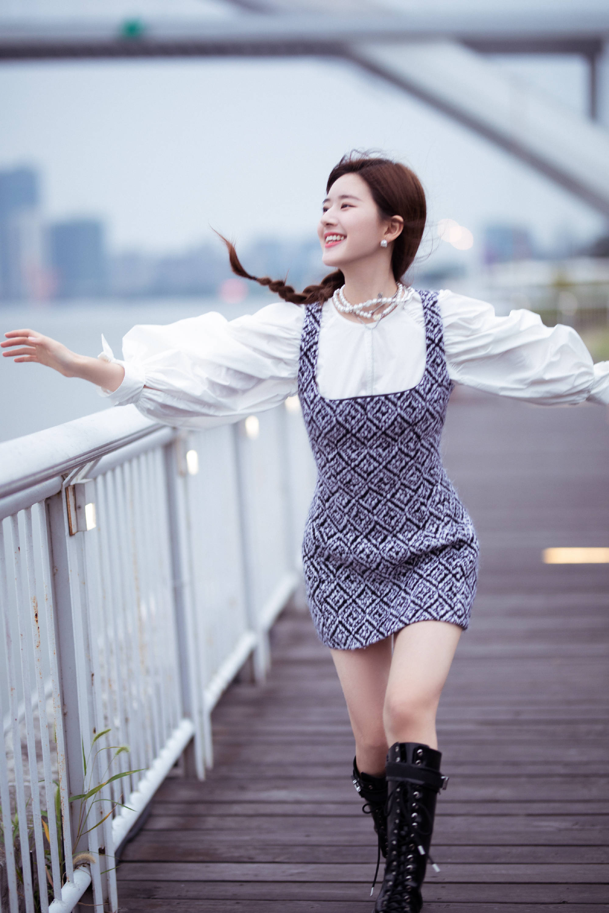 赵露思白色休闲风套装配马丁靴,温柔灵动还优雅_穿着