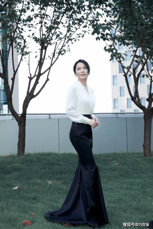典范 俞飞鸿真是“岁月不败美人”的典范，50岁的她，身姿曼妙衣品超赞