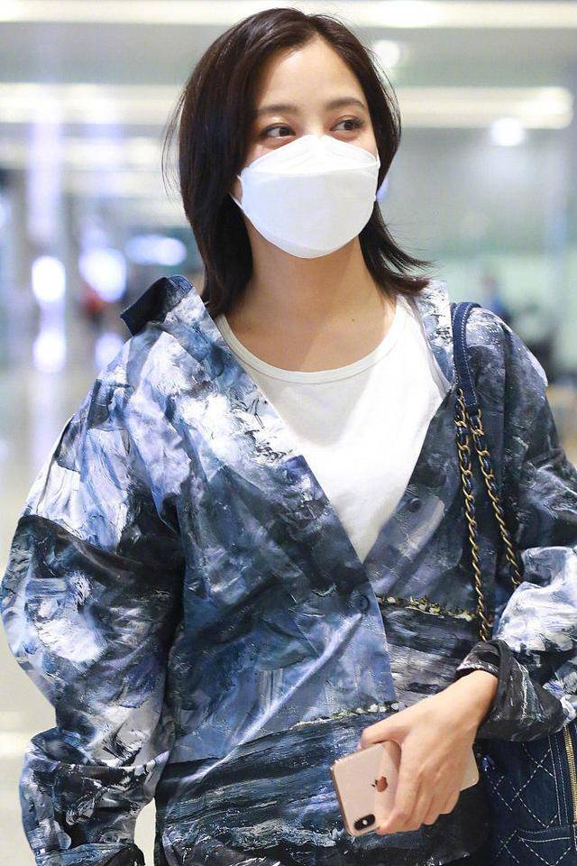 魅力 辛芷蕾气质真“绝”了,宽松外套配牛仔裤清爽舒适,难掩强大气场