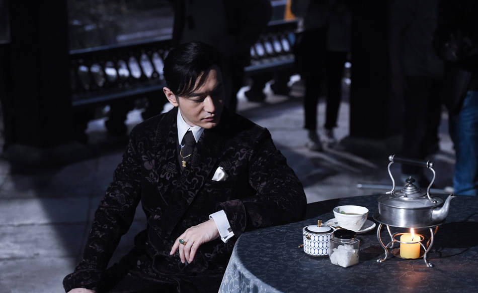 演技|黄晓明新剧造型华丽，佘诗曼剪了齐刘海，穿上红裙变身“美娇娘”