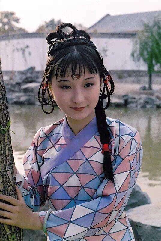 红楼梦为何不喜欢芳官她穷苦人出身却糟蹋粮食欺负小丫头藐视主子