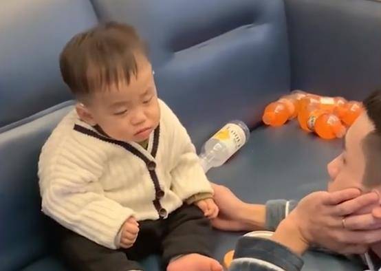 网友|浙江一萌娃困得不行,爸爸边喂零食边摇他,爸爸:让你半夜不睡觉