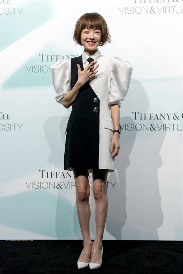 卡通 陈鲁豫又换新发色，卡通T恤配破洞牛仔裤，50岁这身打扮可真显嫩