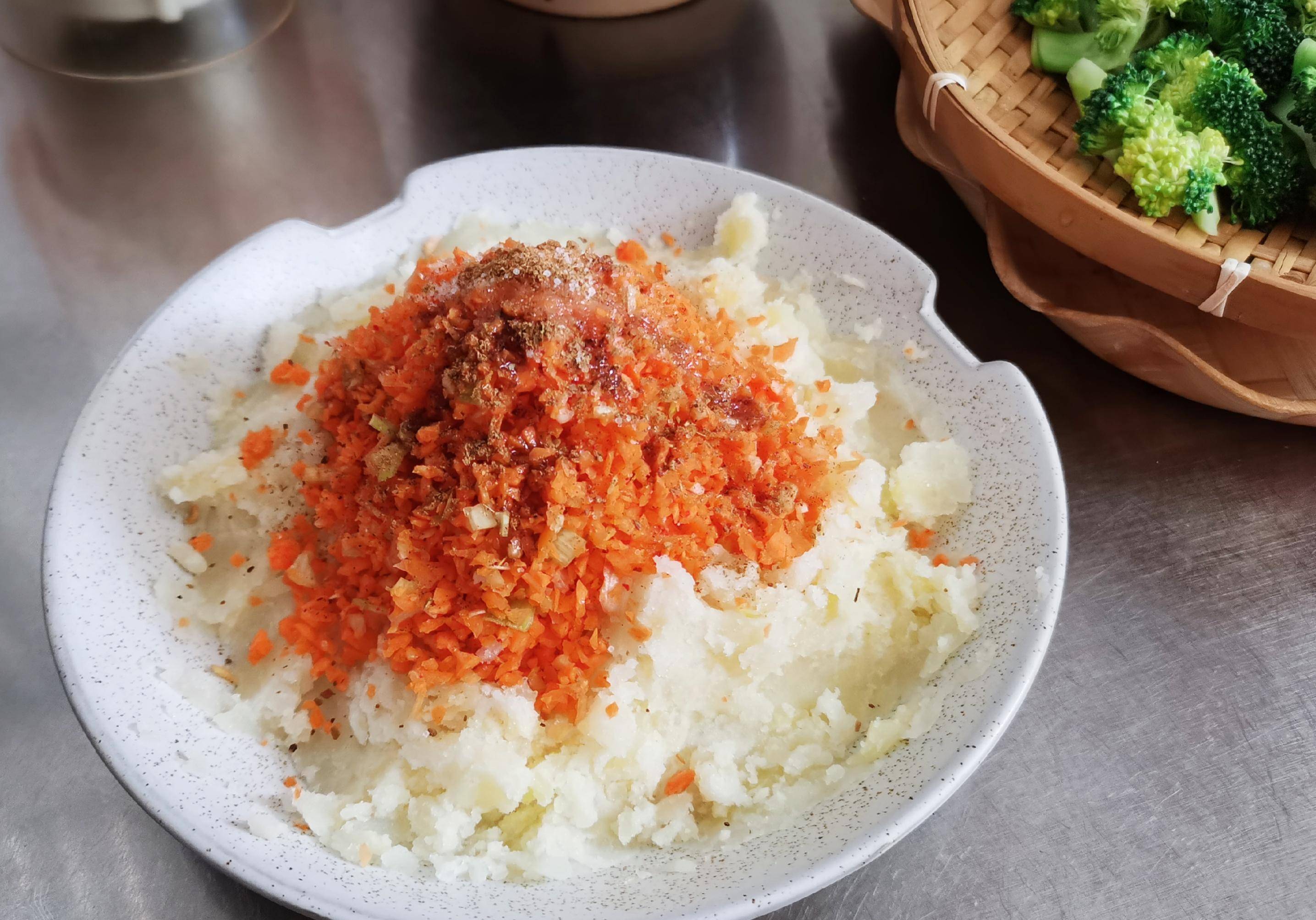 蔬菜|一个人吃好低脂早餐,20分钟做好了土豆泥胡萝卜饼,小菜和杂粮粥