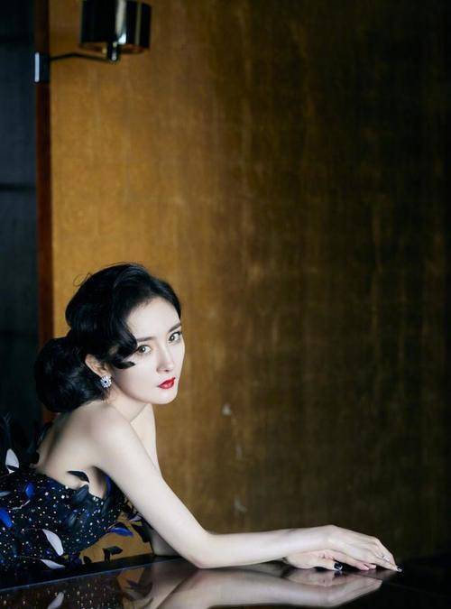 卷发 杨幂复古卷发亮相“芭莎慈善夜”，穿羽毛裙优雅又明艳，又惊艳了