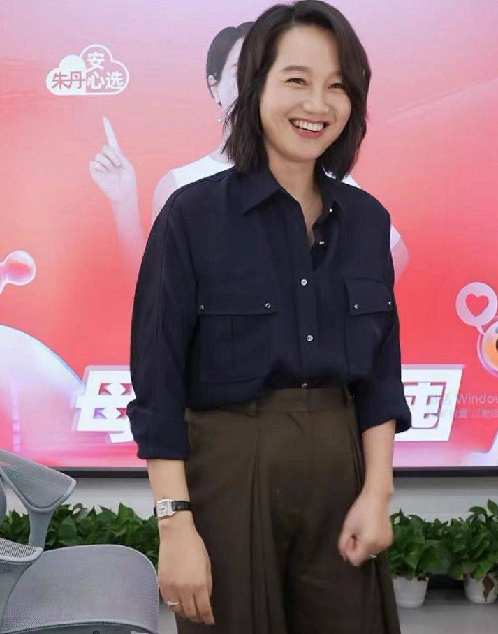 效果 朱丹才没明星架子，穿阔腿裤无惧“妈妈肚”，40岁女人靠气质取胜