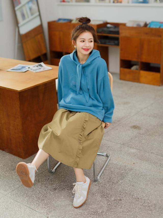 美眉 对肤色没有过高的要求，是喜欢就能穿的很好看的款式