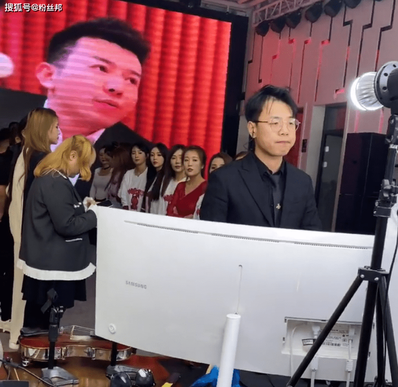 原创洪大炮现身舞帝公司开播与胜仔约战pk落败对方直接上3000万票