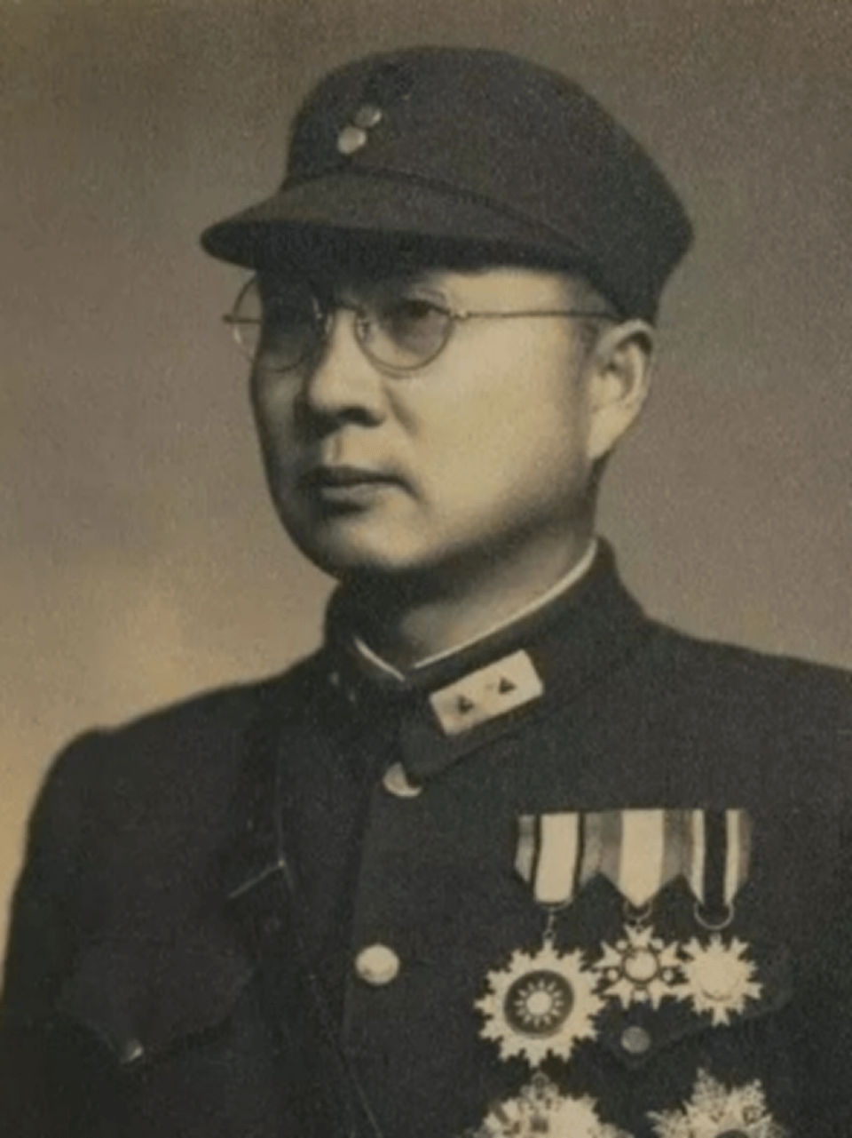 图|罗卓英二师师长郭炳生有了叛变的想法后,他就带着二师的5团开始