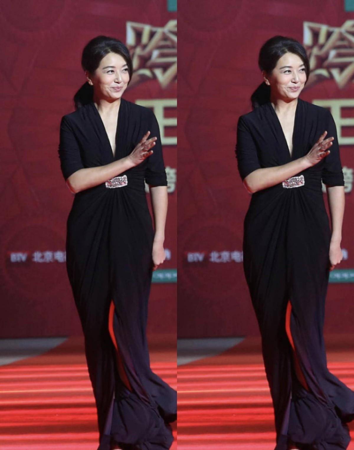 颜色 别说黑色服装看着沉闷了，试试江珊的黑色造型，中年女人穿着很美