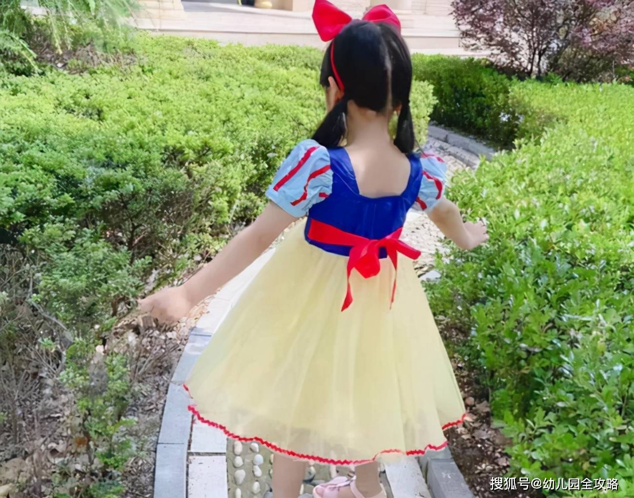 同学|儿子收幼儿园同学礼物，妈妈以为是玩具刚想扔，老师要回:是金子