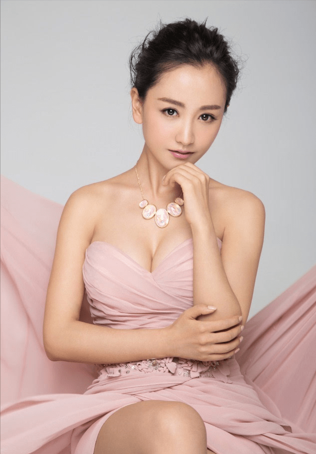 身材 杨蓉的身材真是绝了，穿着性感的裙子也不低俗，身材更是极品