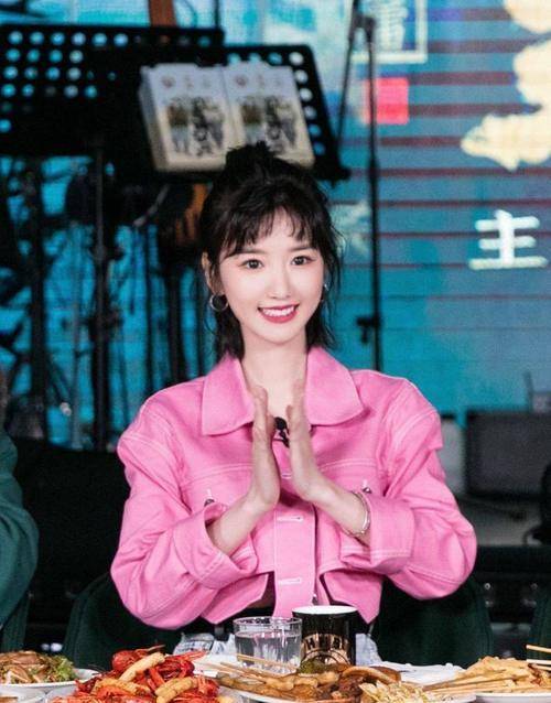 身材 难怪毛晓彤从不露腰，当她穿上露脐装后，这“奶棒腰”真实存在吗？