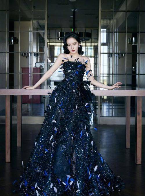 卷发 杨幂复古卷发亮相“芭莎慈善夜”，穿羽毛裙优雅又明艳，又惊艳了