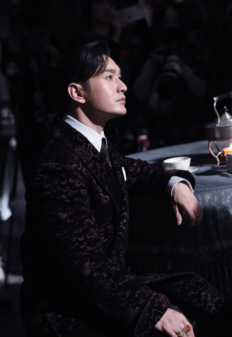 演技|黄晓明新剧造型华丽，佘诗曼剪了齐刘海，穿上红裙变身“美娇娘”