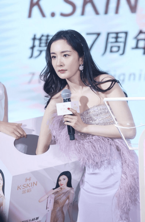 进行 杨幂艳福不浅！晚会大合影虽不站C位却美男环绕，穿羽毛裙变名媛