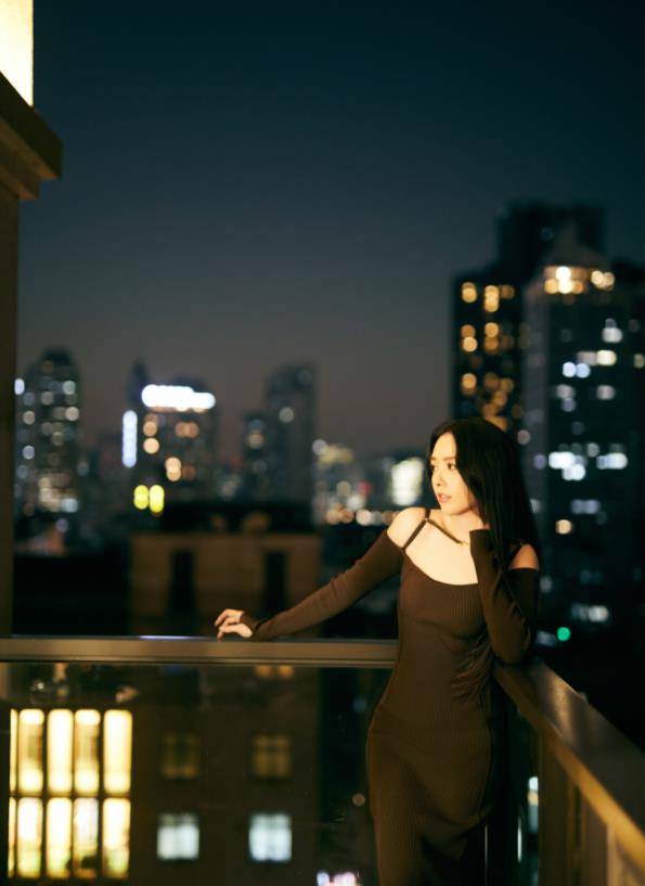 郭碧婷 郭碧婷穿小黑裙上热搜,紧身剪裁超显身材,身材颜值不输婚前