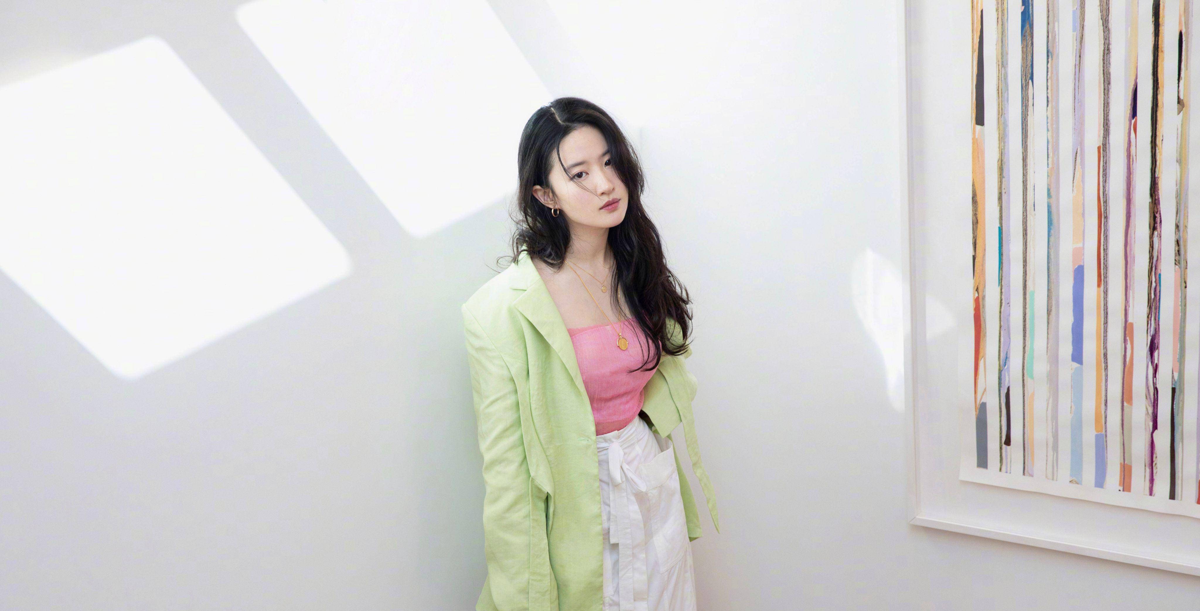 刘亦菲成为路易威登的代言人,缤纷浮雕图案链条手包,个性十足_造型