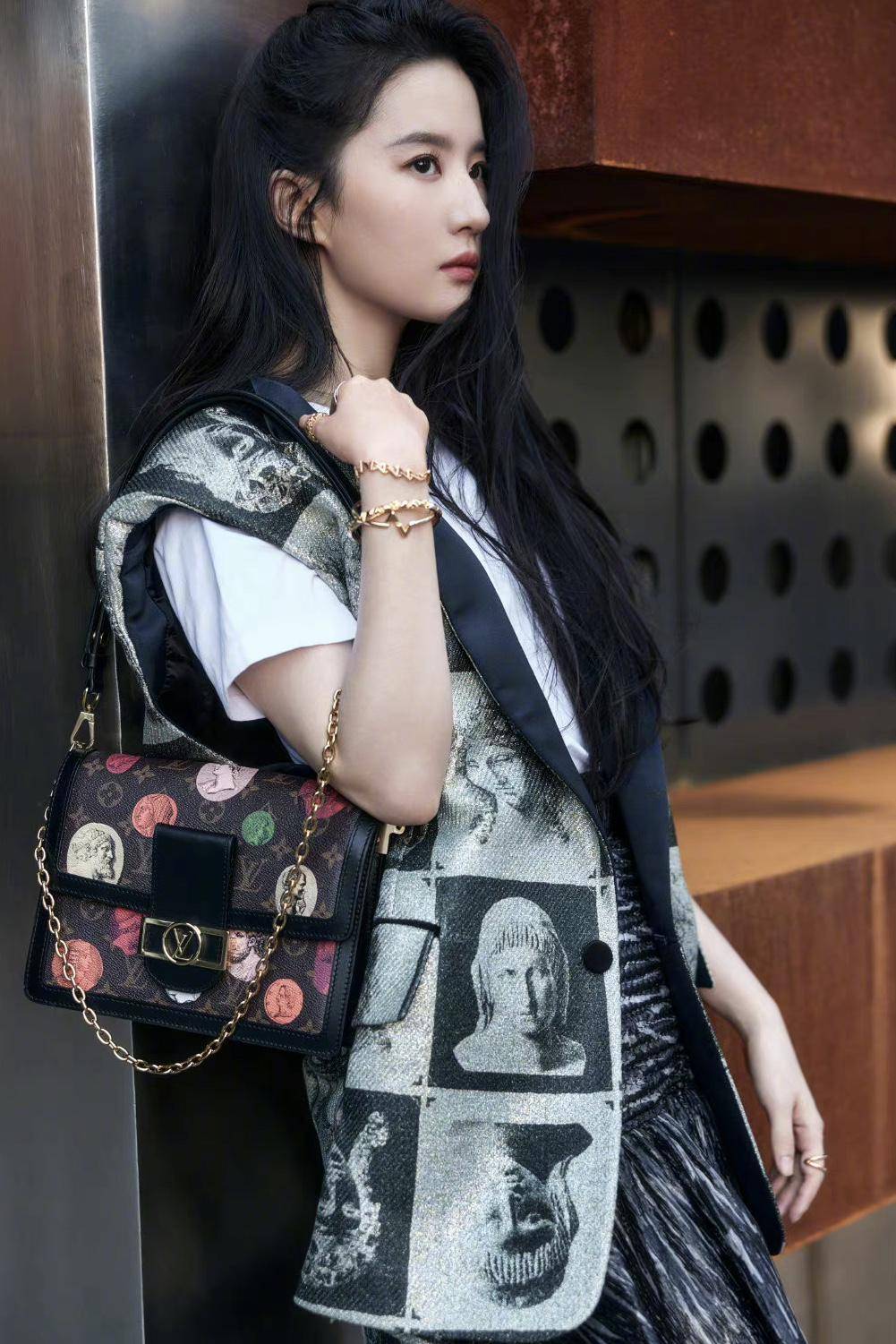 刘亦菲成为路易威登的代言人,缤纷浮雕图案链条手包,个性十足